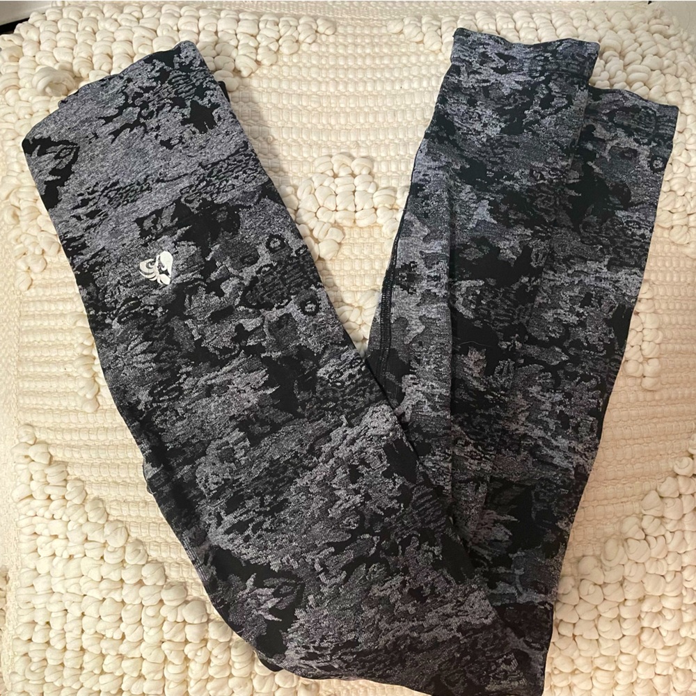 woman’s best workout leggings camo